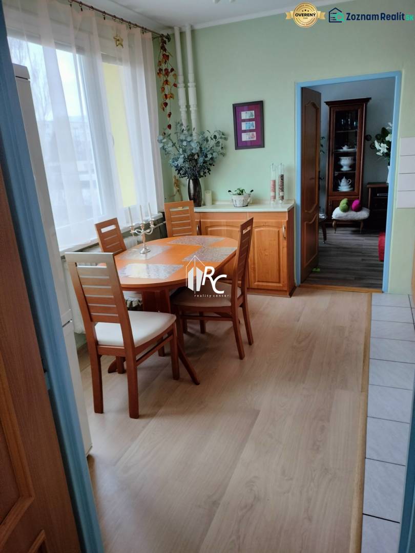 Essbereich in einer 2-Zimmer-Wohnung mit Holzboden und hellen Möbeln.