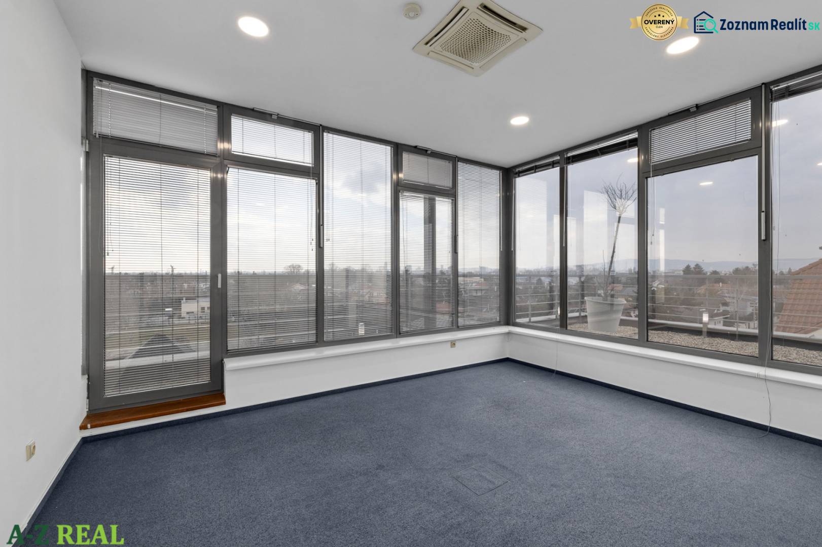 Büros mit blauem Teppichboden und großen Fenstern in Bratislava - Ružinov, Nové záhrady.