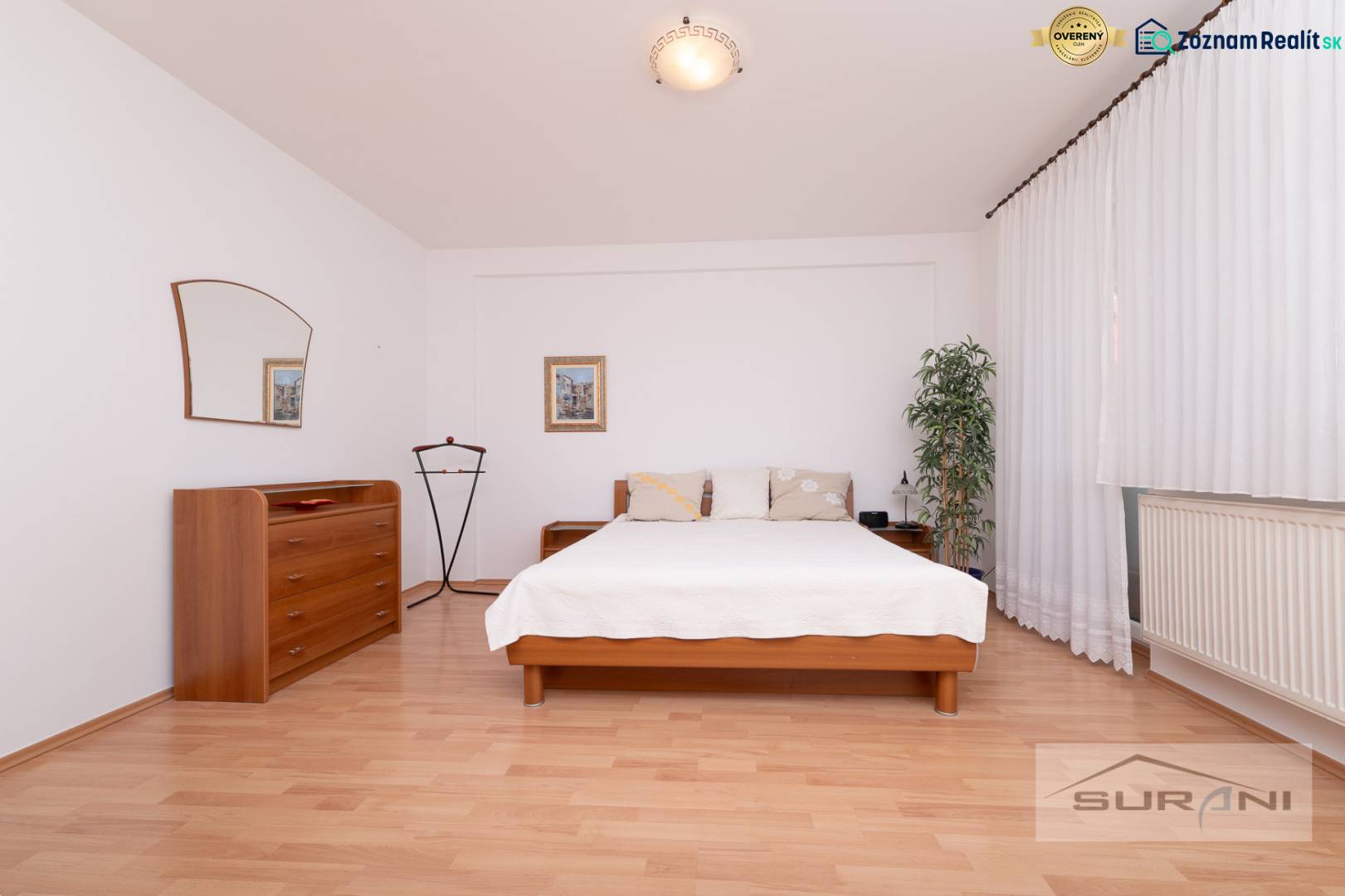 Schlafzimmer mit Bett, Kommode und Holzboden in einer 3-Zimmer-Wohnung.