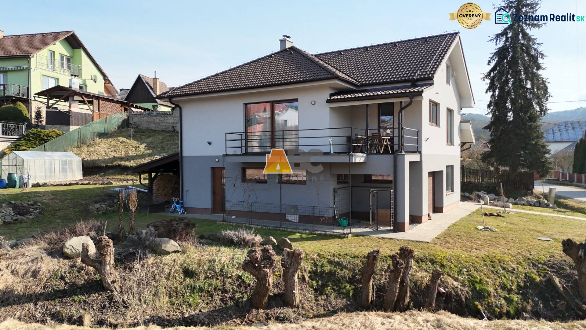 Einfamilienhaus in der Lipova-Straße in Lukavica, mit Terrasse und großem Garten.