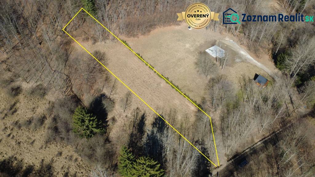 Freizeitgrundstücke in Kľak mit gelber Umrandung und umliegendem Waldgebiet.