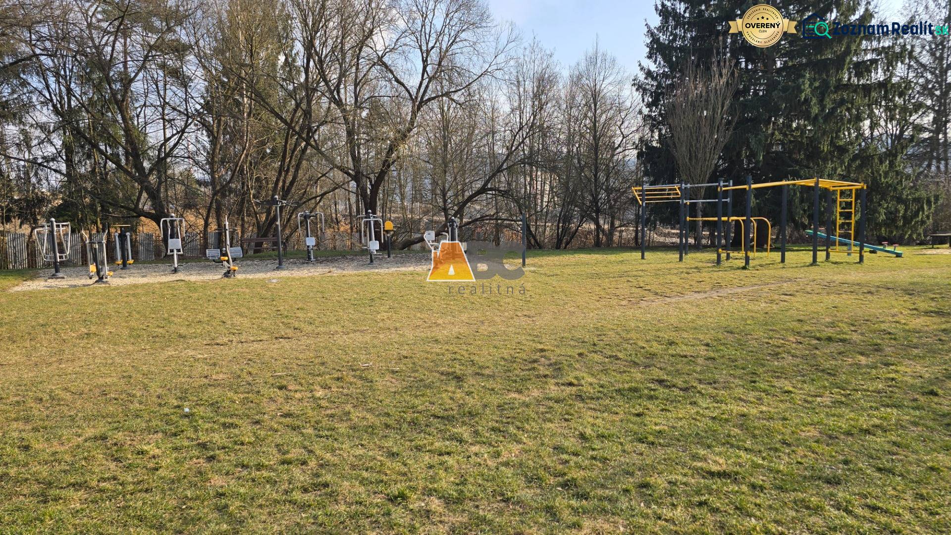 Der Außenbereich an der Prachatická-Straße in Zvolen mit Fitnessgeräten auf dem Außenspielplatz.