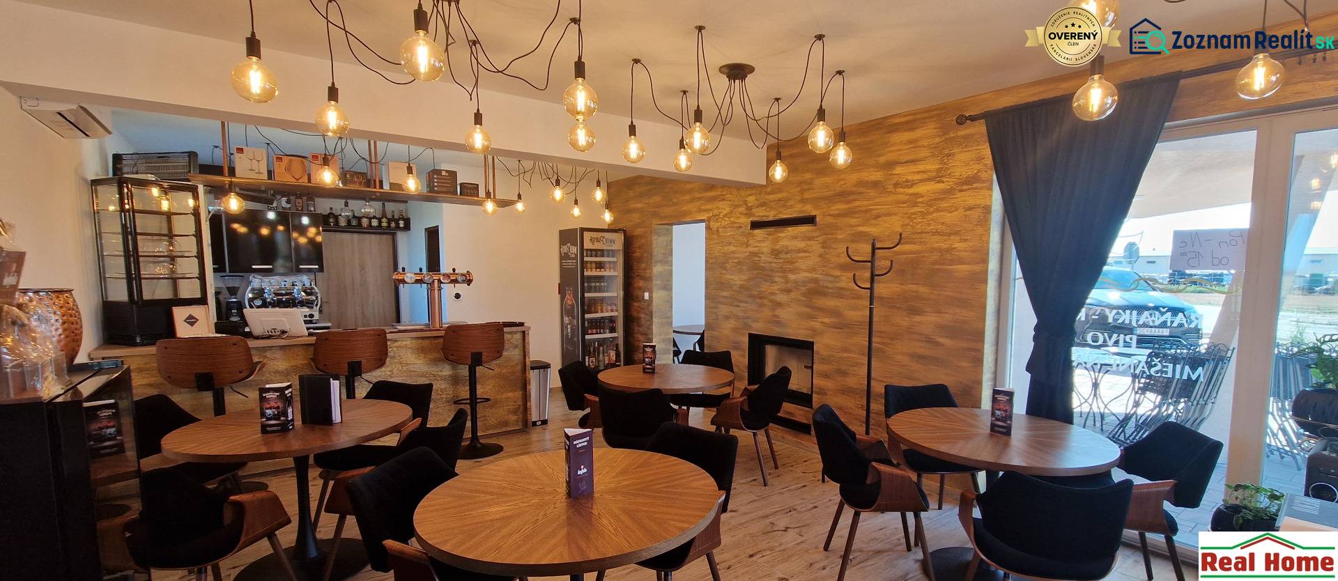 Gasträume mit hängenden Lichtern, Holzelementen und gemütlichen Sitzgelegenheiten.