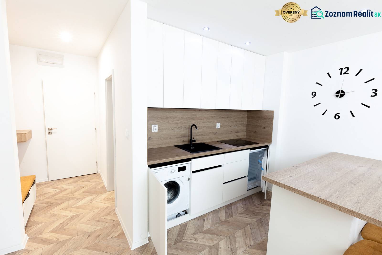 Eine modern eingerichtete Küche mit Holzboden in einem Ferienapartment.