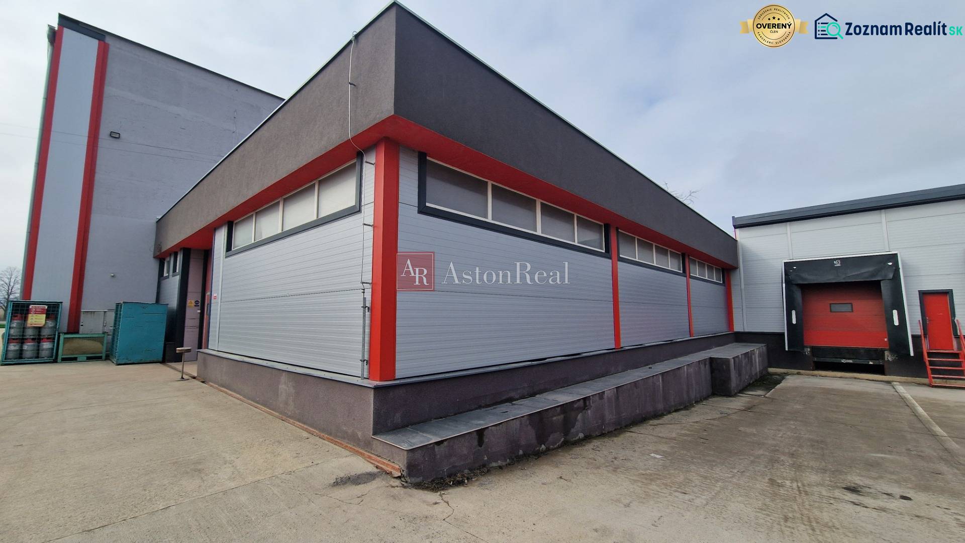 Industriehalle in der Východná-Straße in Poprad, ausgestattet mit einer Laderampe und einer modernen Fassade.