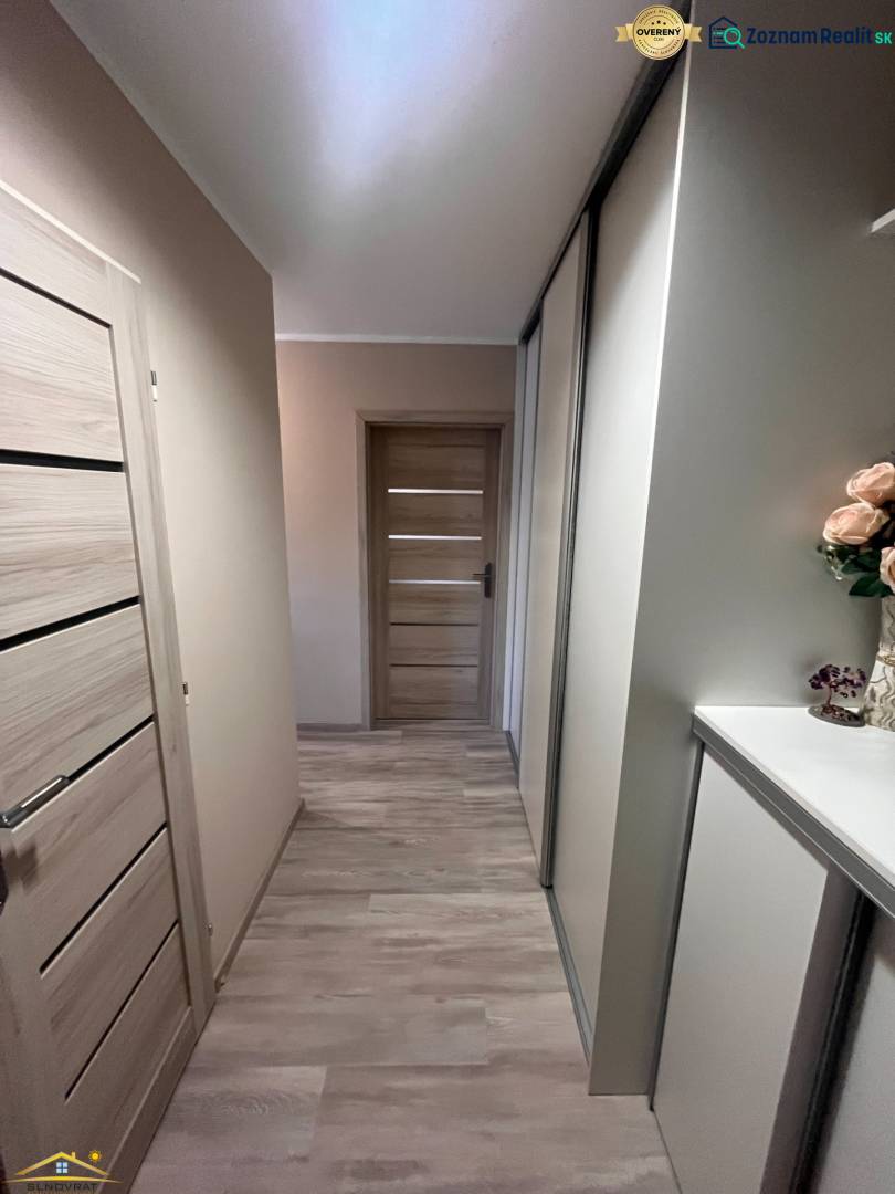 Flur in einer 3-Zimmer-Wohnung mit Holzboden.