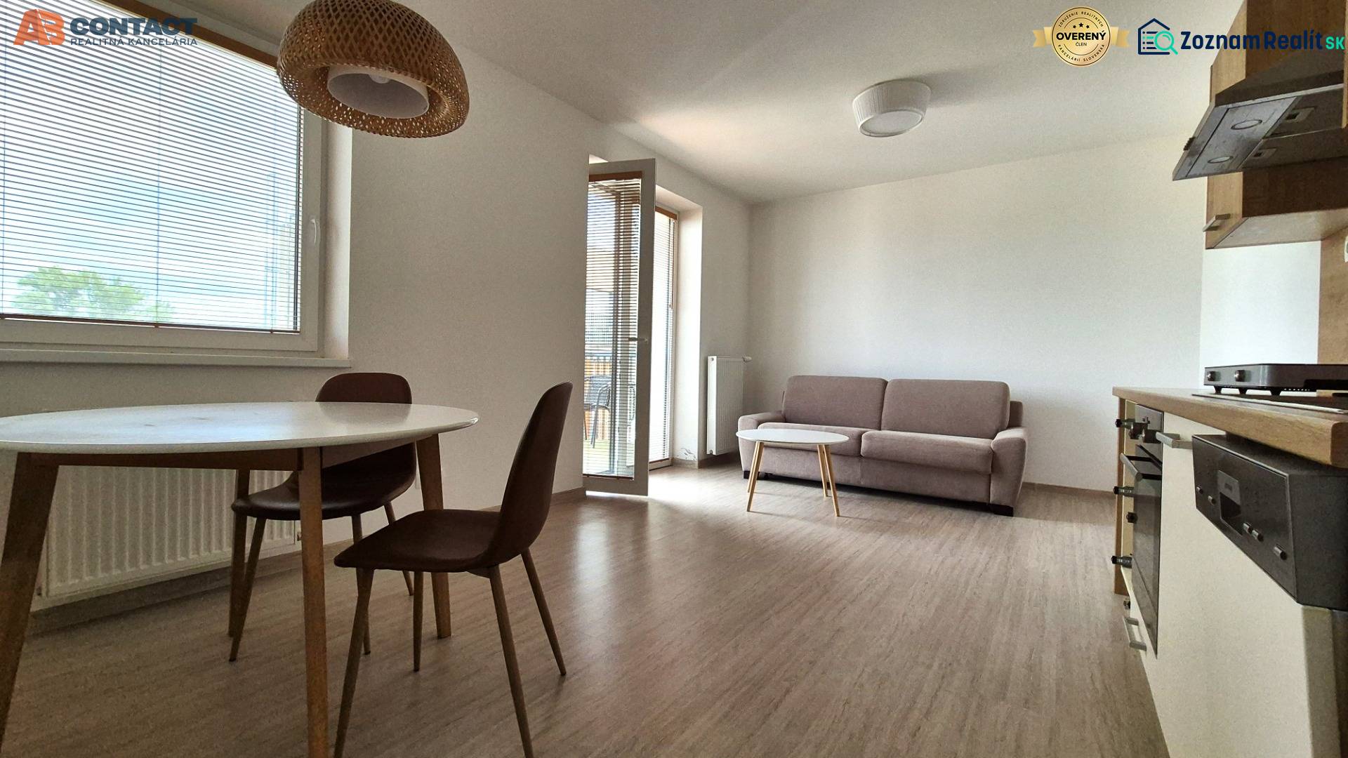 Einzimmerwohnung in der Bodona-Straße mit Holzmöbeln, Sofa, Tisch, Balkon und Küchenzeile.