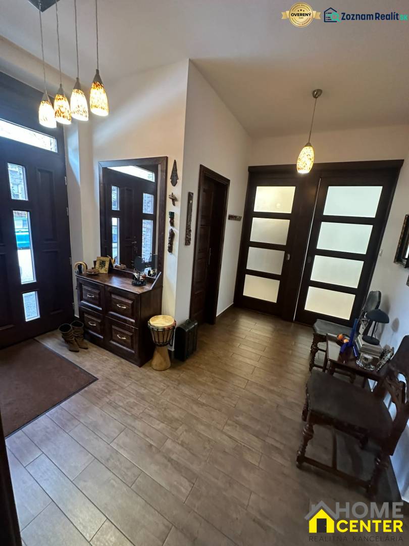 Innenraum eines Einfamilienhauses mit Holzboden, Stauraum und dekorativer Beleuchtung.