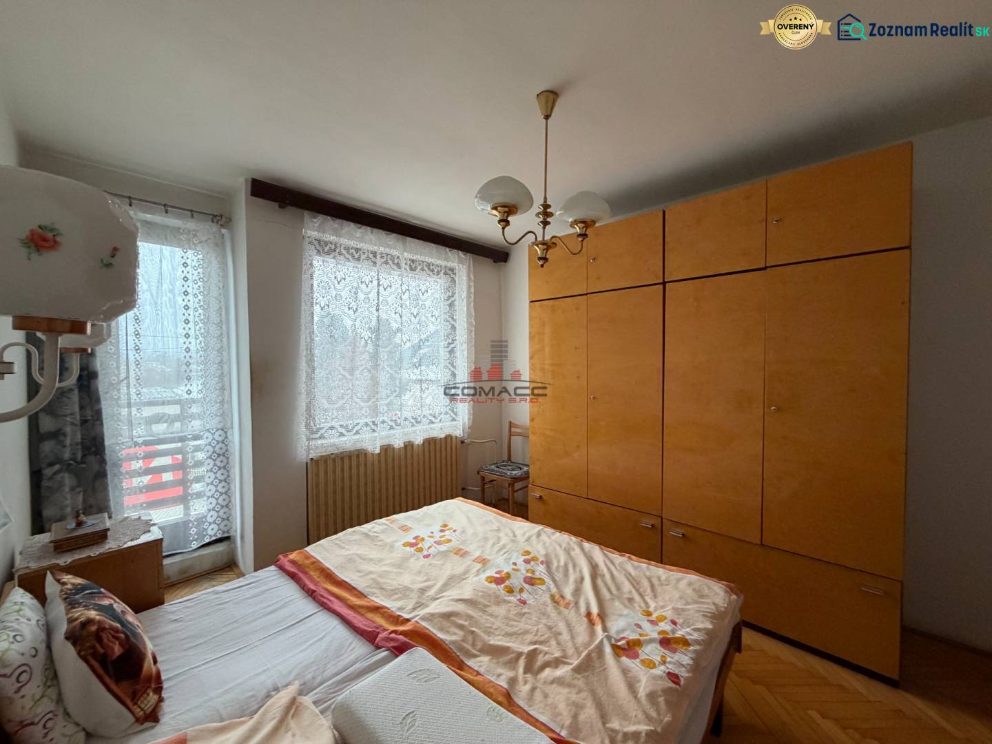 Schlafzimmer mit Doppelbett, Möbeln und Holzboden in einem Einfamilienhaus.