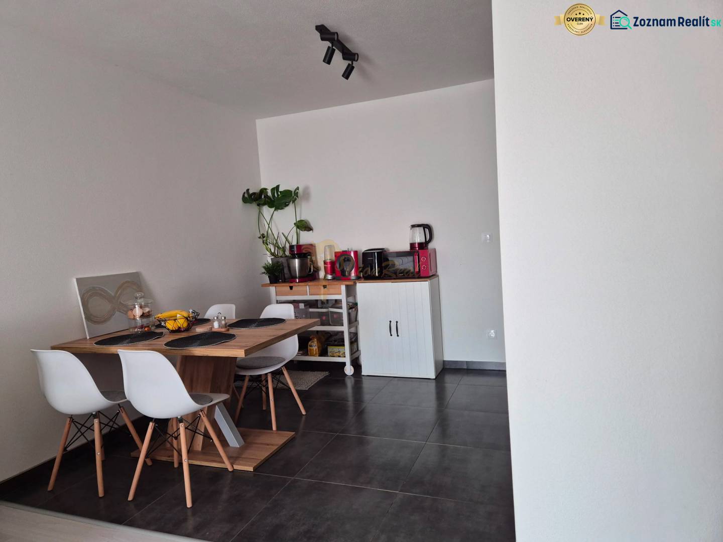 Essbereich mit Holztisch, vier Stühlen und einer Pflanze in einer 3-Zimmer-Wohnung.