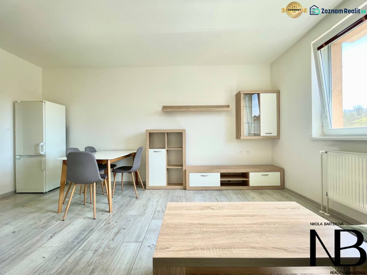 Wohnbereich mit Tisch und Möbeln in einer 2-Zimmer-Wohnung in der Východná-Straße.