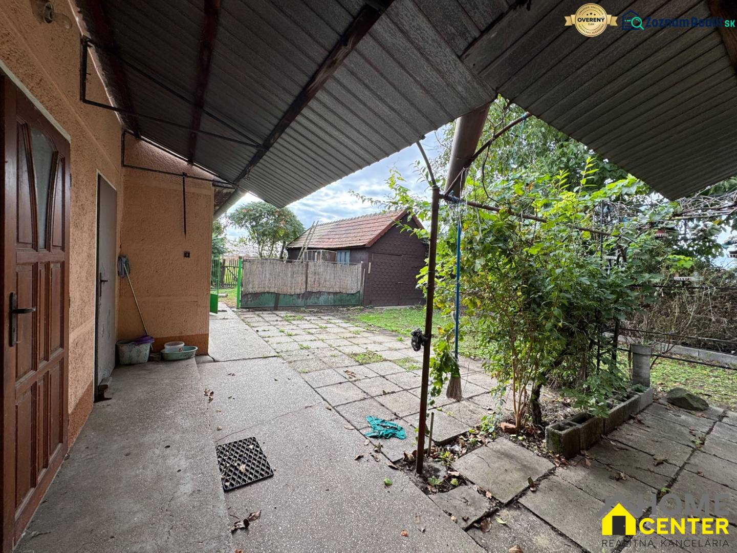Ein Einfamilienhaus in Komárno mit einem geräumigen Hof und einem Pavillon, umgeben von Grün.