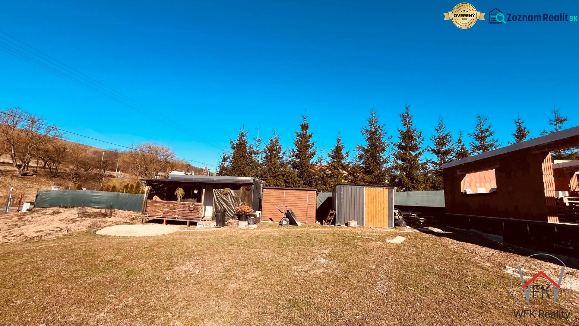 Hausbau in Prosačov: Garten, Terrasse, beginnender Bau und Hecke in der Straße Prosačov.