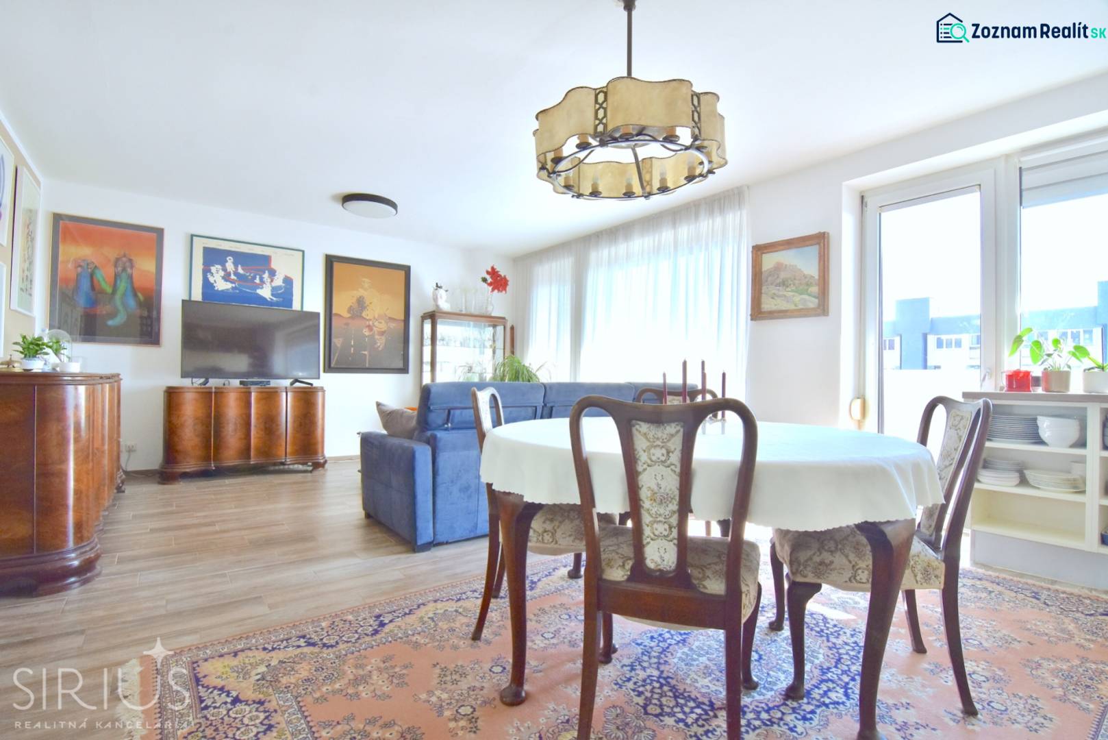 Wohnzimmer mit Esstisch, Sofa und Holzboden in einer 3-Zimmer-Wohnung.