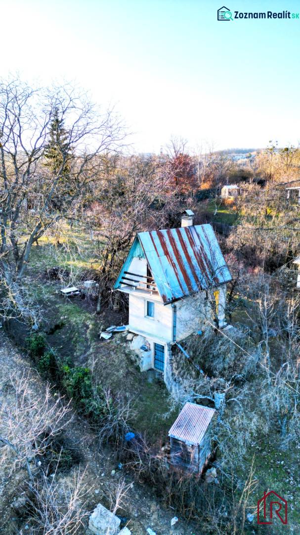 Eine Hütte umgeben von Natur in der Palmenstraße in Košice – Stadtteil Sever.