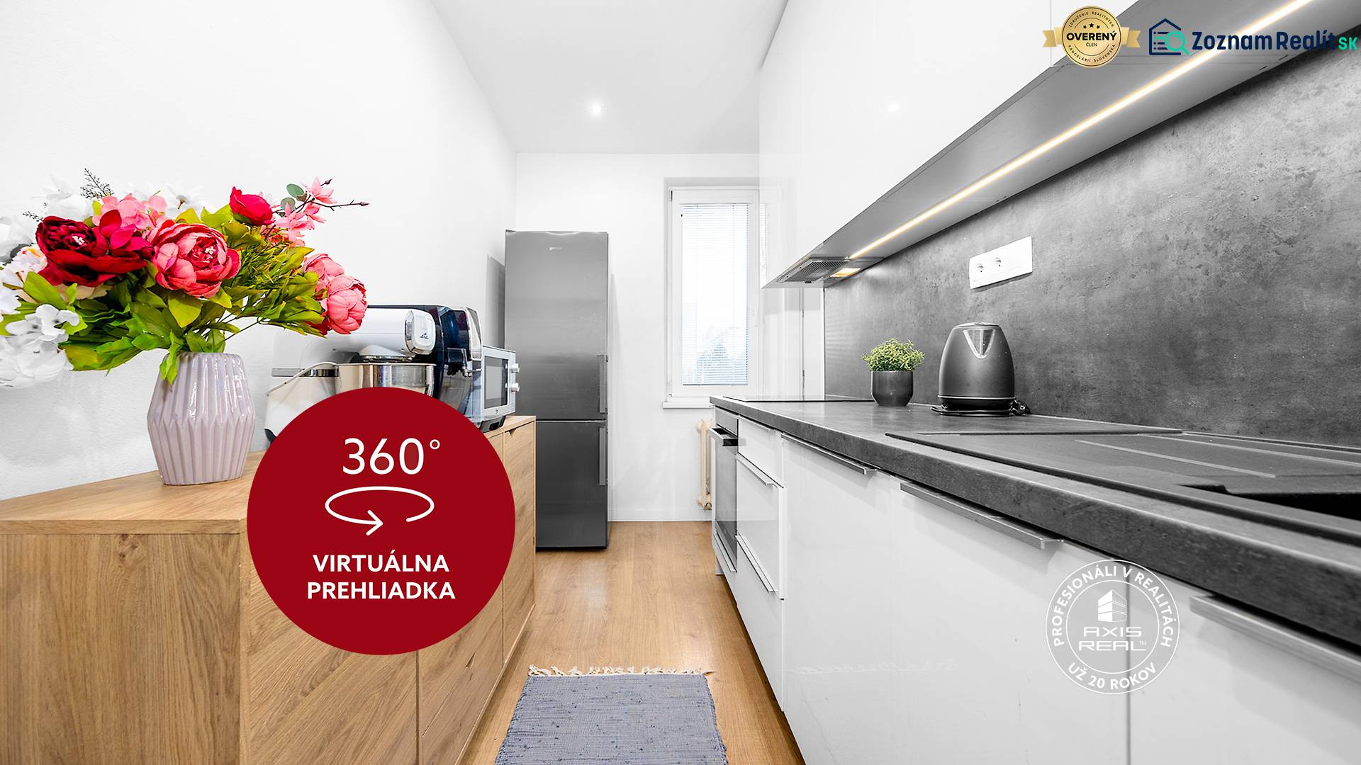 Küche in einer 2-Zimmer-Wohnung mit Holzboden, Blumen und modernen Geräten.