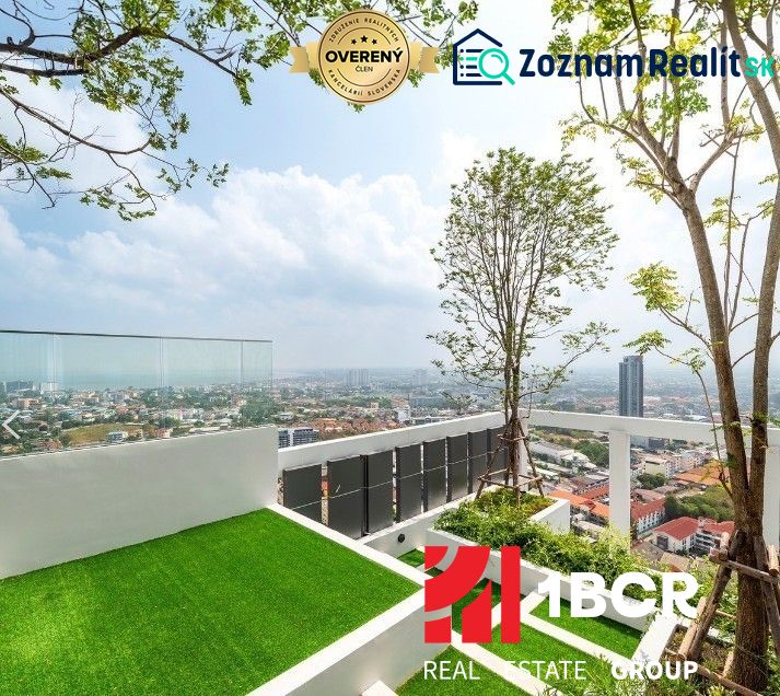 Dachterrasse mit Blick auf die Stadt Pattaya und Wohnbebauung.
