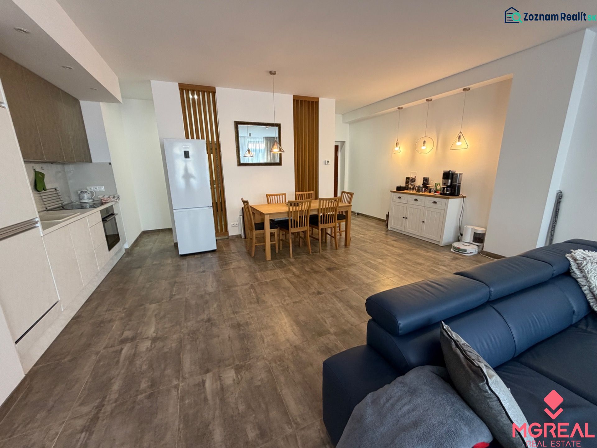 Geräumiges Wohnzimmer und Küche mit Esstisch in einer 2-Zimmer-Wohnung.