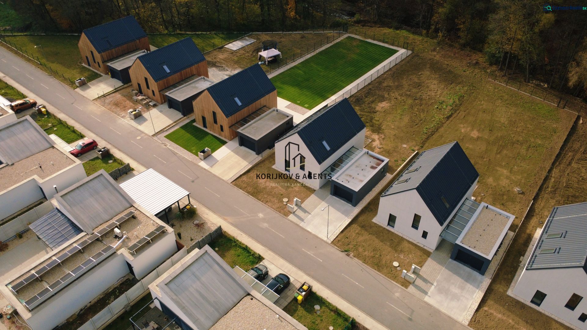 Luftaufnahme von Einfamilienhäusern in der Straße Pod Drieňovou in Kamenica nad Cirochou.