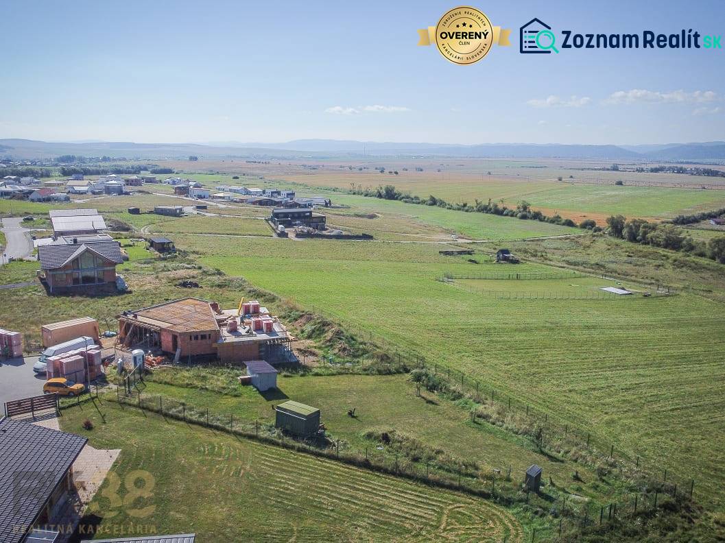 Grundstücke - Wohnen in Mlynica; im Bau befindliche Häuser und ausgedehnte Felder unter sonnigem Himmel.