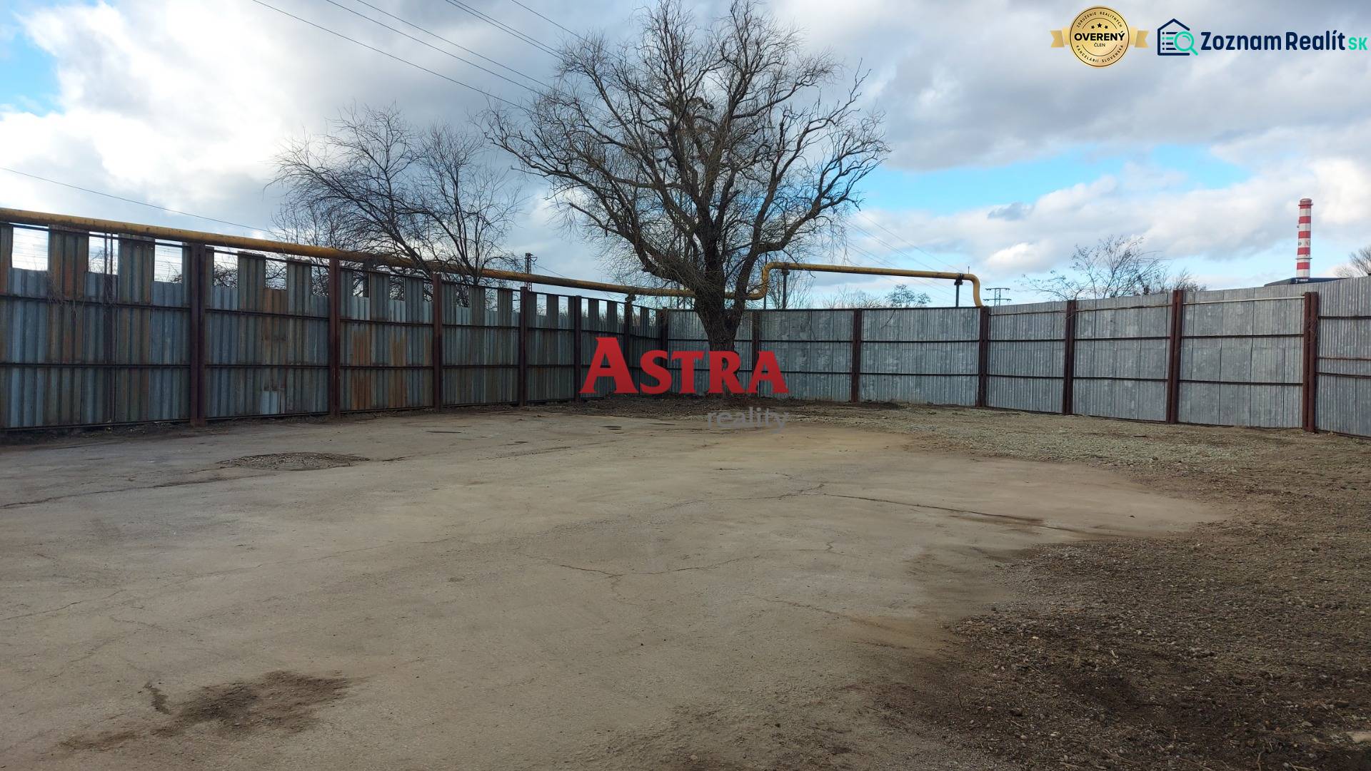 Gewerbegrundstücke in Košice - Stadtteil Juh mit Umzäunung und Bäumen.