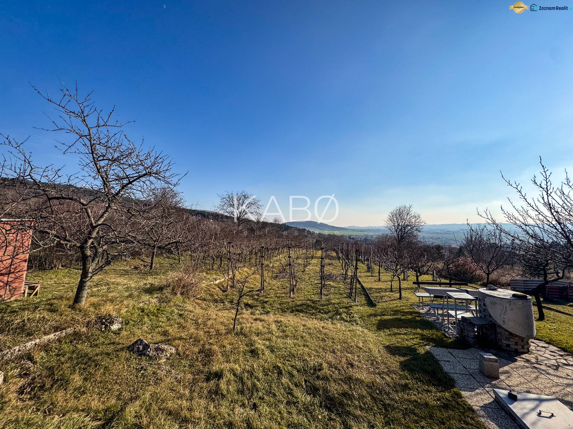 Weinberge in der Ambrova-Straße in Nitra mit Blick auf die hügelige Landschaft und einem Tisch zum Grillen.