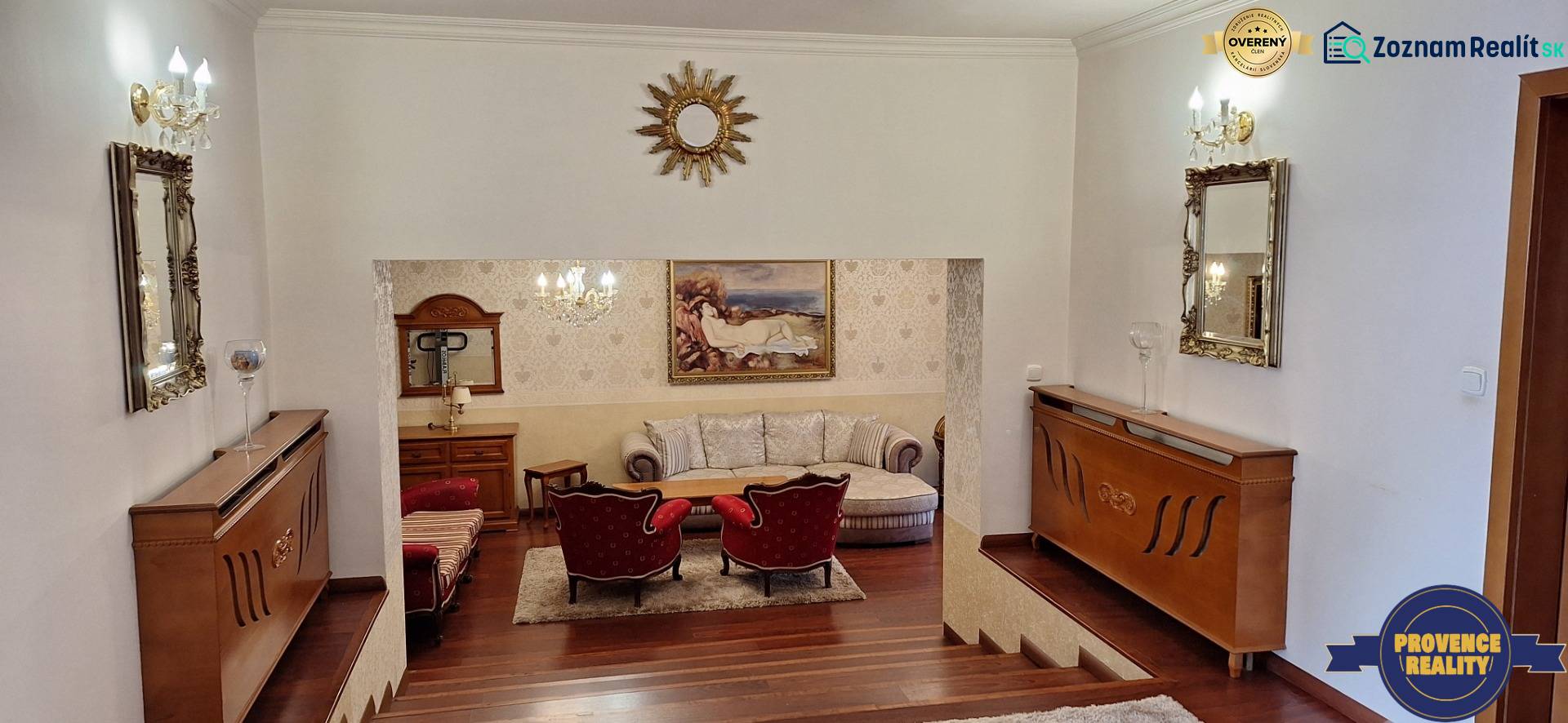 Luxuriöses Interieur eines Einfamilienhauses mit Holzelementen, Sofa und Kunstwerken an den Wänden.