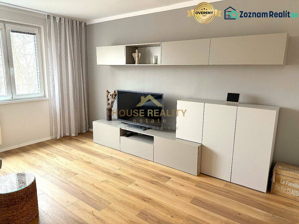 Wohnzimmer einer 3-Zimmer-Wohnung mit eleganter Möbelkombination und Holzboden.