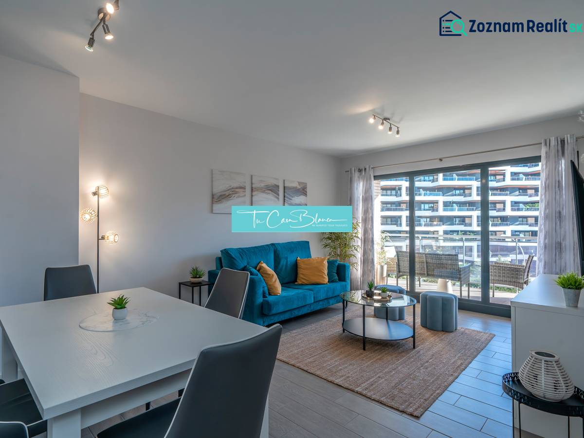 Wohnzimmer in einer Zweizimmerwohnung mit Holzboden und Sitzbereich.