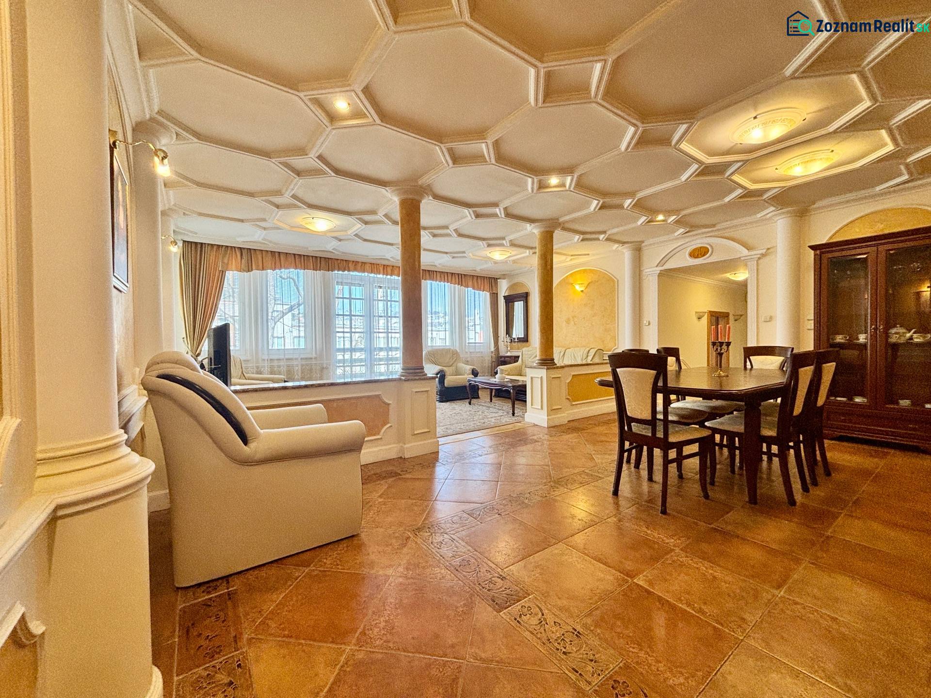 Innenraum einer 4-Zimmer-Wohnung mit gewölbter Decke, Holzboden und Möbeln.