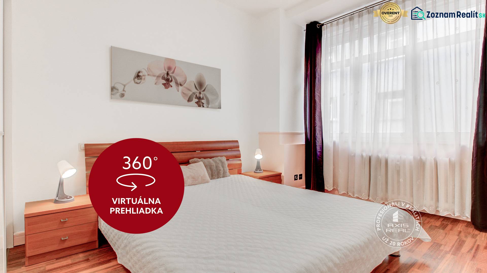 Schlafzimmer in einer 4-Zimmer-Wohnung mit Holzboden und großem Fenster.