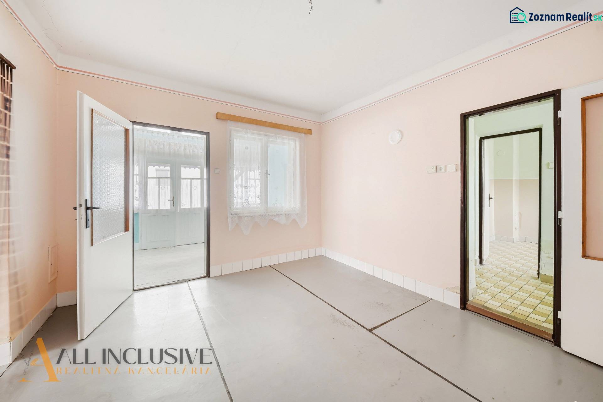 Innenraum eines Einfamilienhauses mit weißen Wänden und Glastüren ohne Holzdekor.