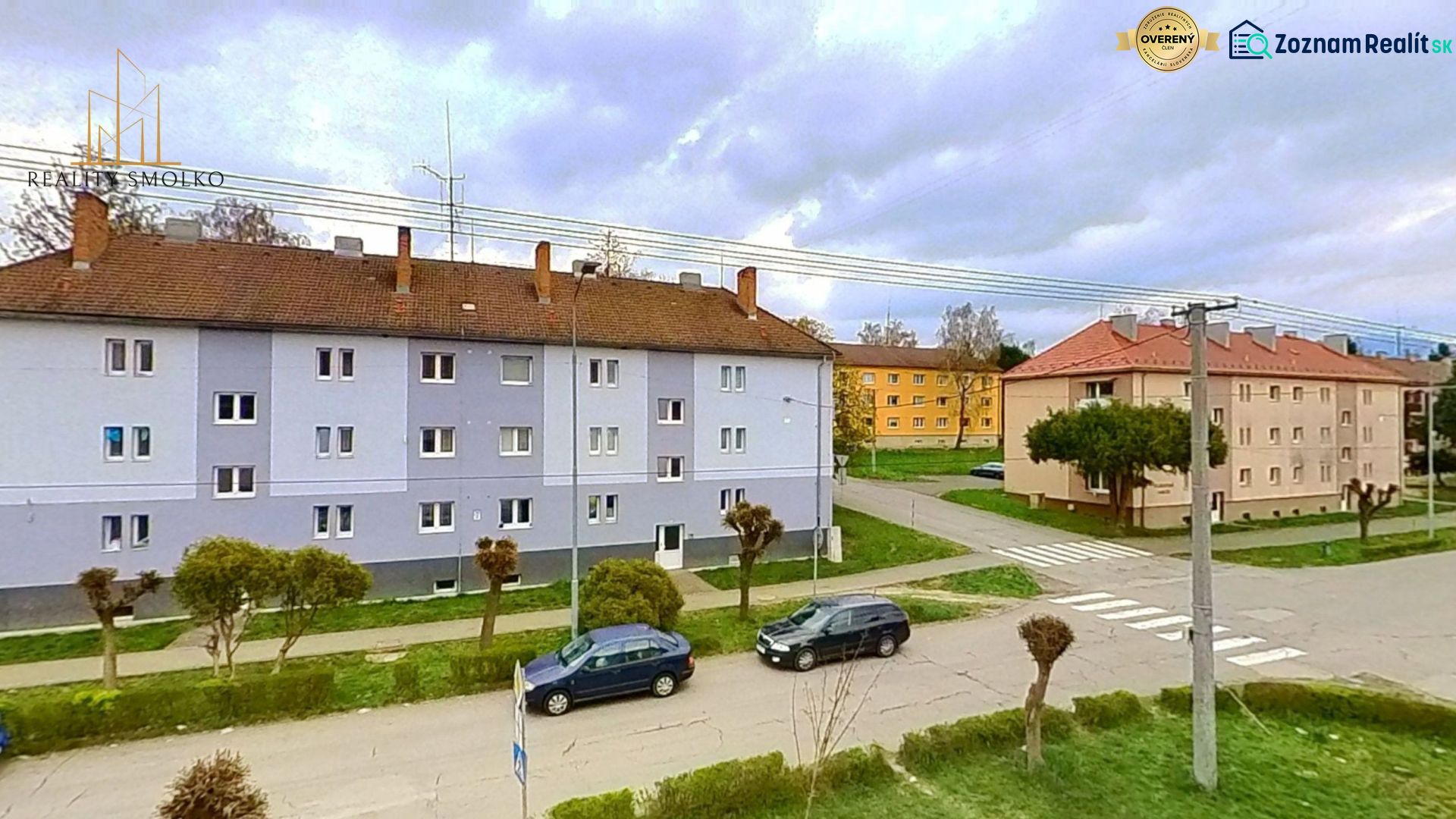 Wohnhäuser in der Študentská-Straße in Snina, Umgebung einer 3-Zimmer-Wohnung, ruhige Atmosphäre.