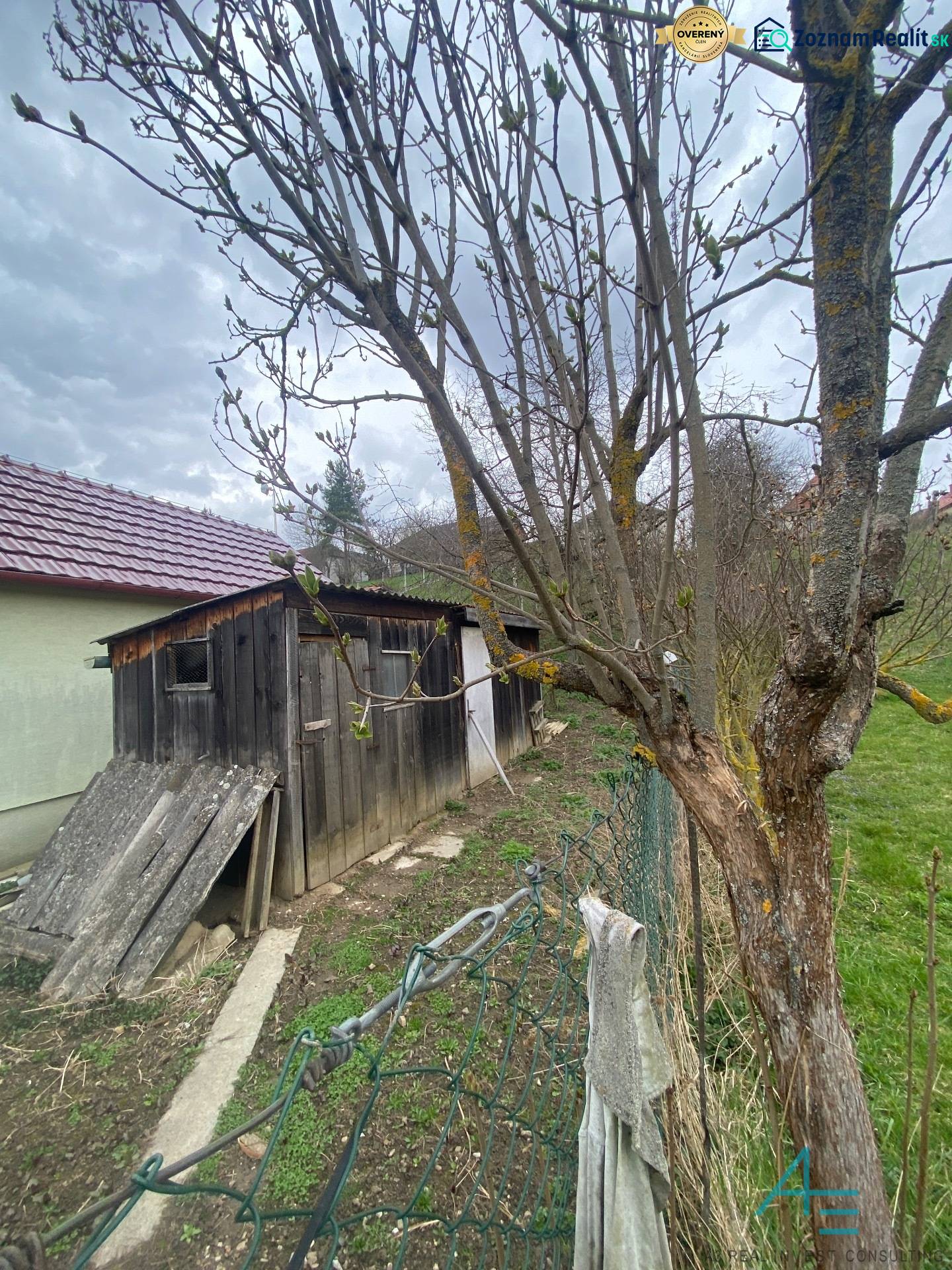 Holzunterstand im Garten eines Einfamilienhauses in der Straße Turá lúka in Myjava.