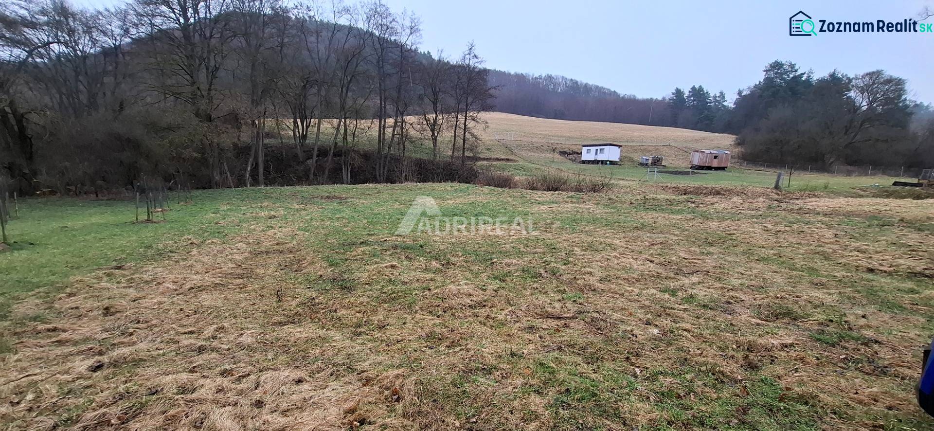 Baugrundstück in Sliač in Sampor, Blick auf die Wiesen- und Waldlandschaft.