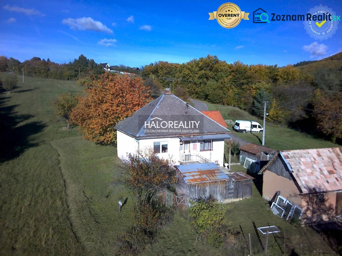 Ein Einfamilienhaus in der ländlichen Umgebung von Malá Lehota, umgeben von grünen Wiesen und Natur.