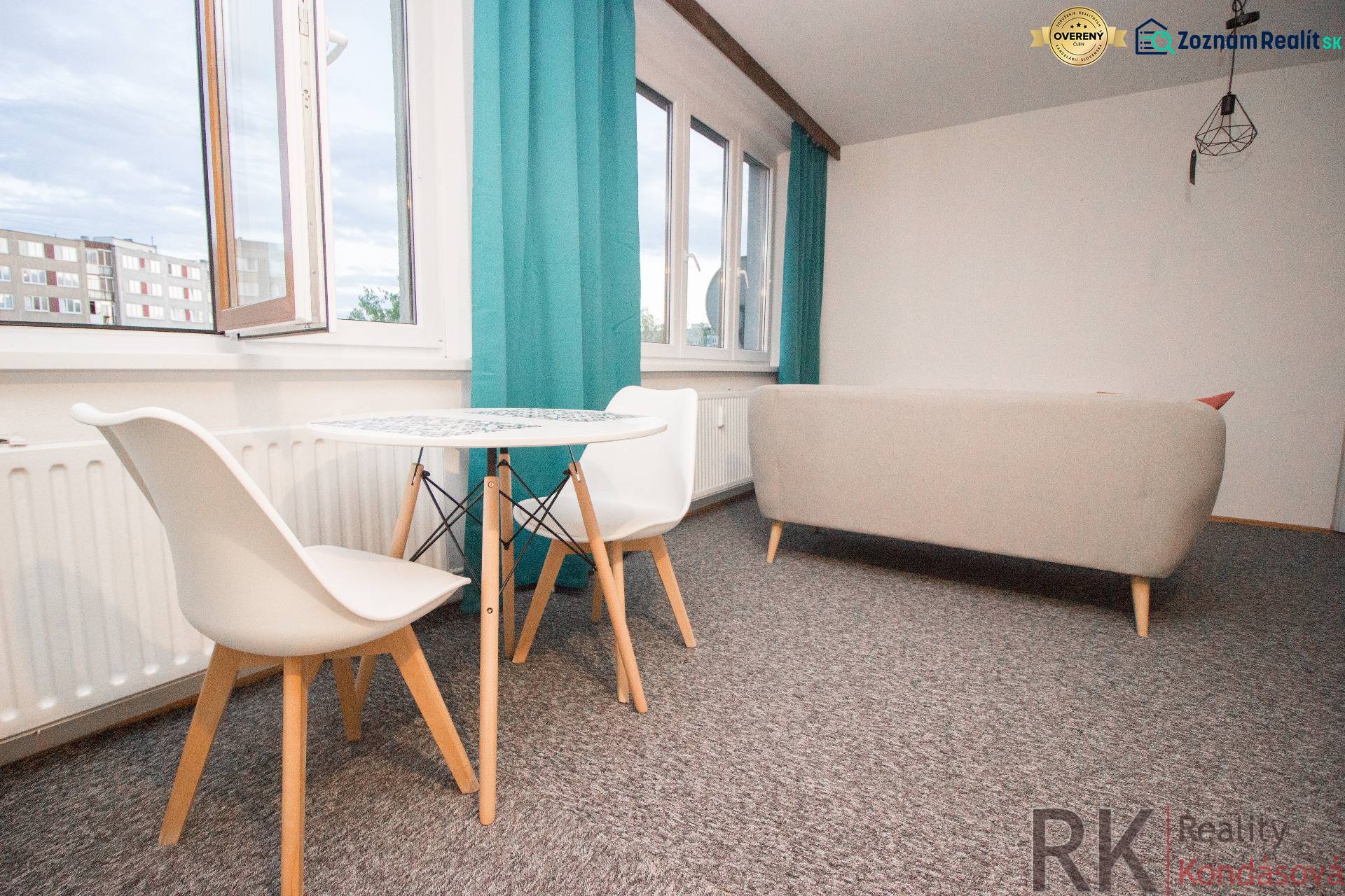 Wohnzimmer mit Tisch und Stühlen in einer 4-Zimmer-Wohnung, leuchtende Vorhänge, heller Teppich.