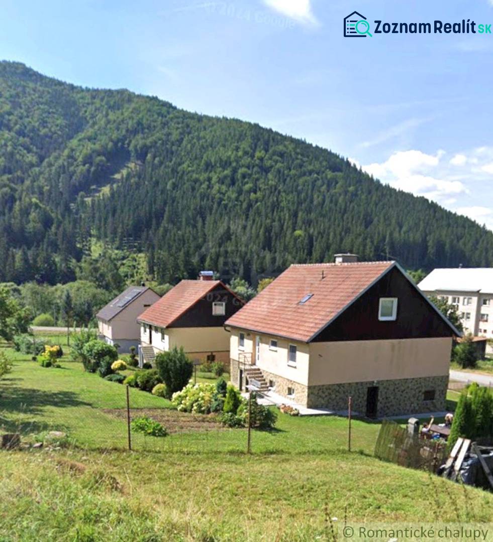 Einfamilienhäuser in Liptovské Revúce mit Berglandschaft und Gärten.