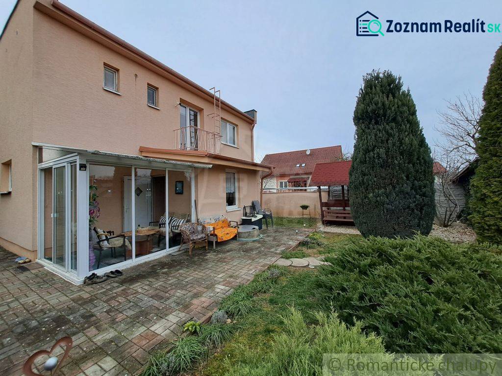 Einfamilienhaus in Veľké Ripňany mit Terrasse, Wintergarten und gepflegtem Garten.