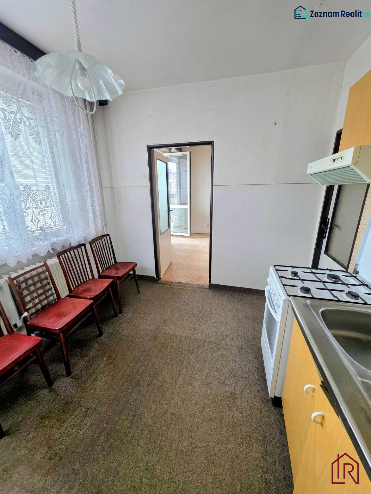 In der 3-Zimmer-Wohnung ist die Küche mit einem hölzernen Esstisch ordentlich eingerichtet.