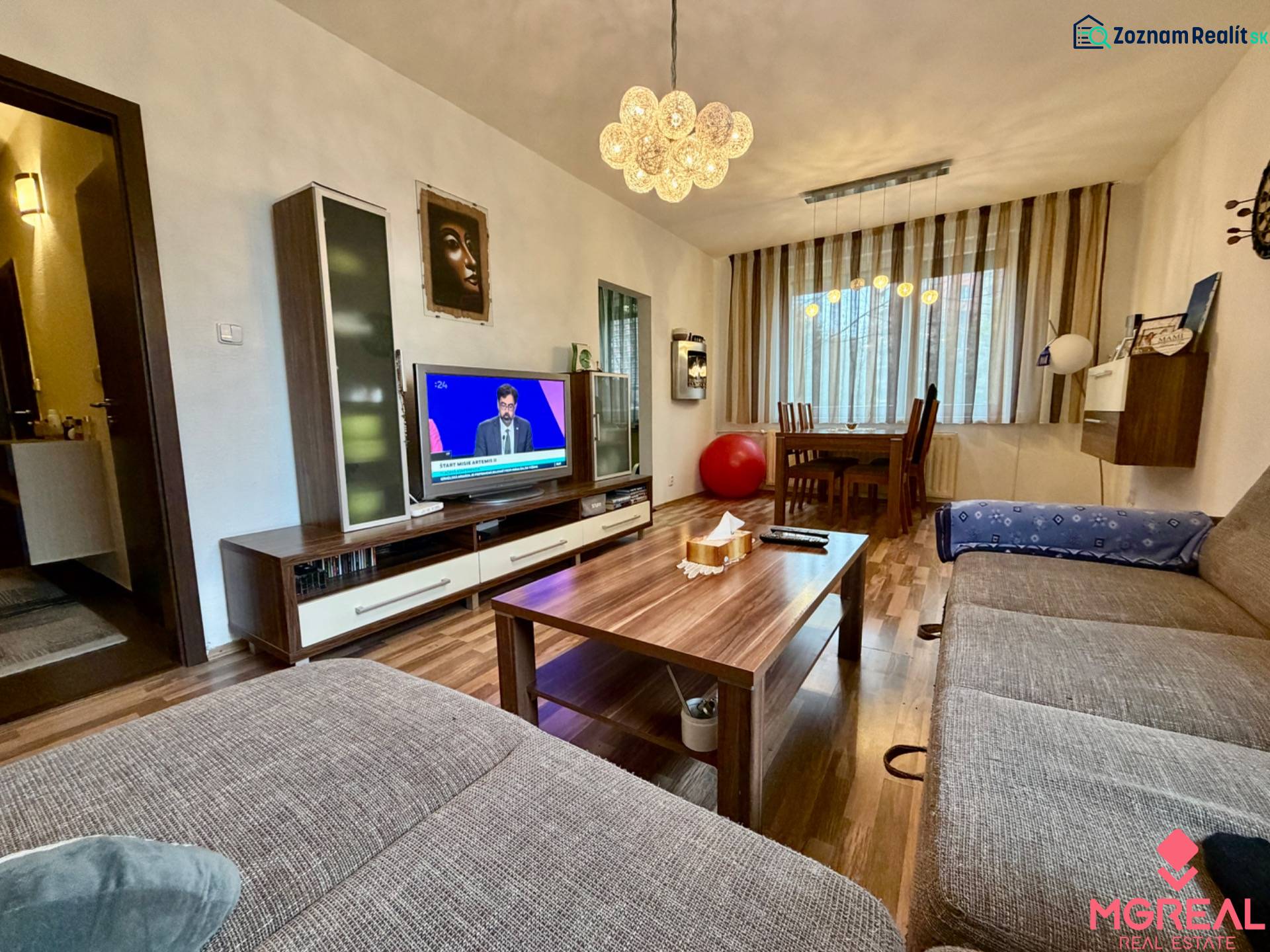 Wohnzimmer in einer 3-Zimmer-Wohnung mit Holzboden und einem bequemen Sofa.