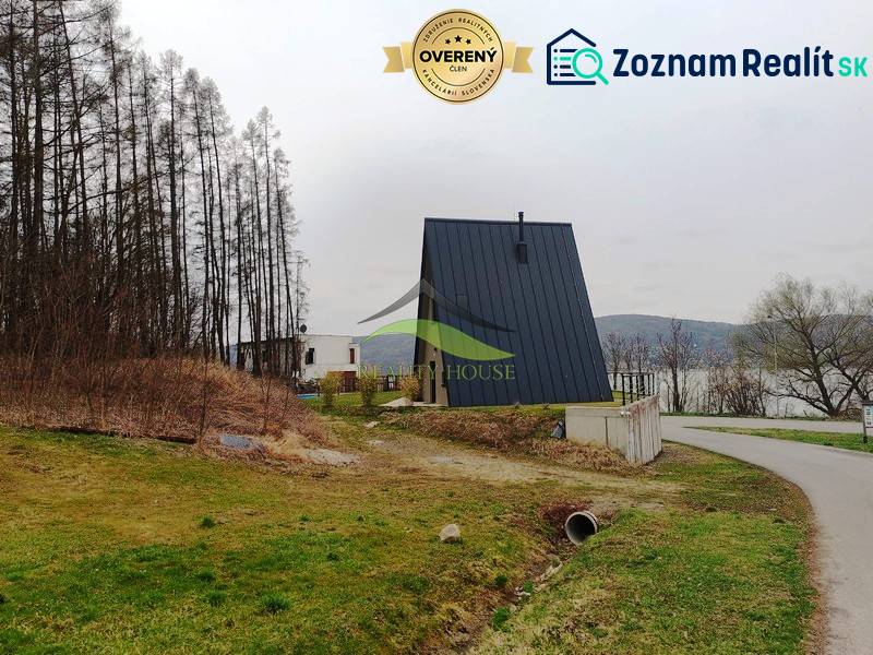 Hütte in Holčíkovce in der Straße Eva nahe dem Wald, in der Nähe eines Gewässers.