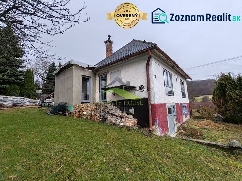 Ein Einfamilienhaus in der Hauptstraße in Piskorovce mit ländlichem Charakter und einem weitläufigen Garten.
