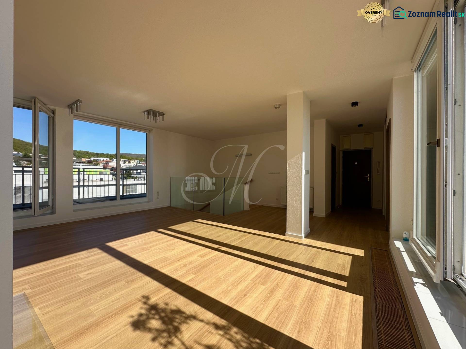 Wohnzimmer in einer 4-Zimmer-Wohnung mit Holzboden und großen Fenstern.