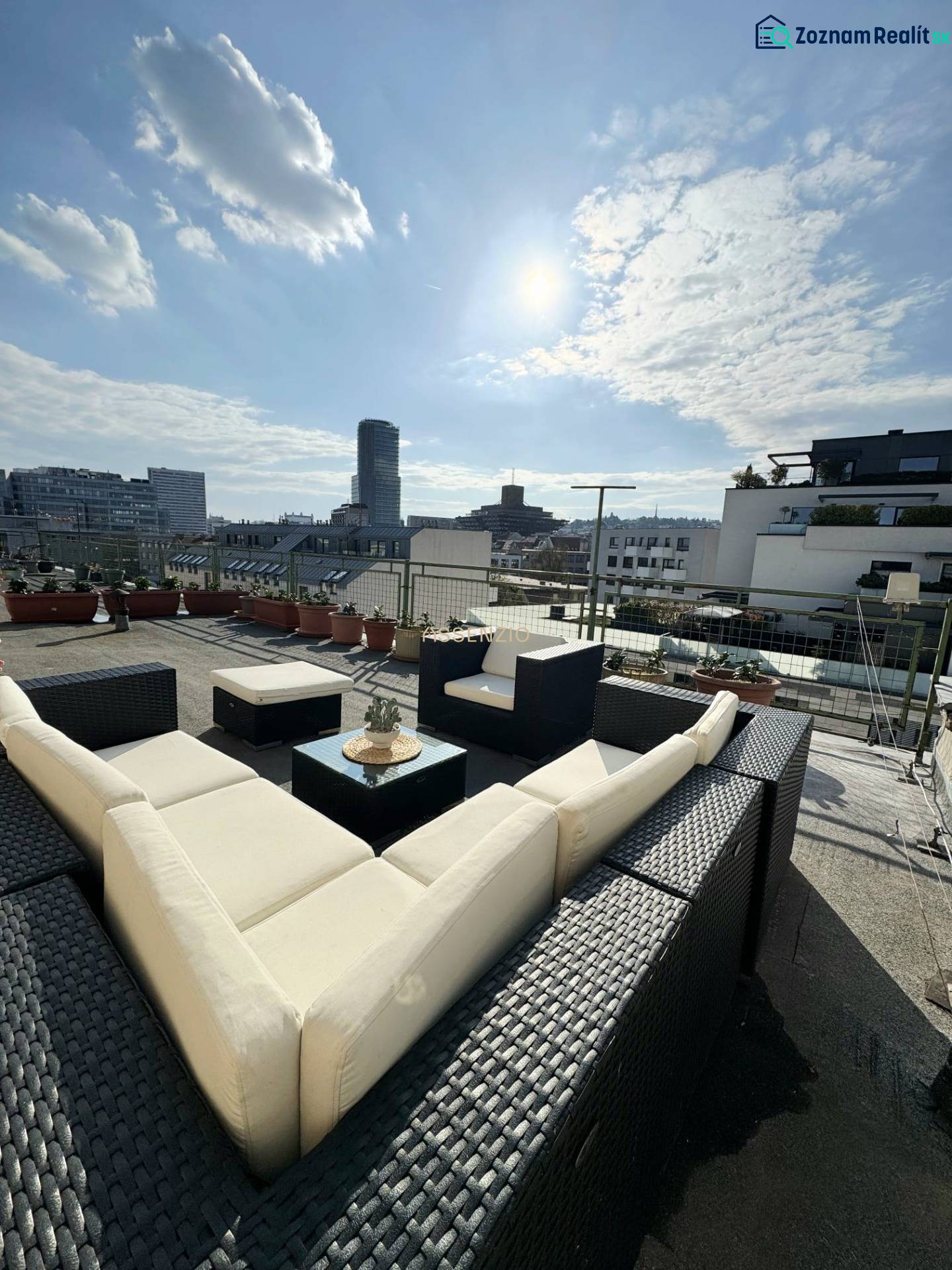 Dachterrasse mit Rattansitzgruppe in Bratislava-Staré Mesto in der Wilsonova-Straße.