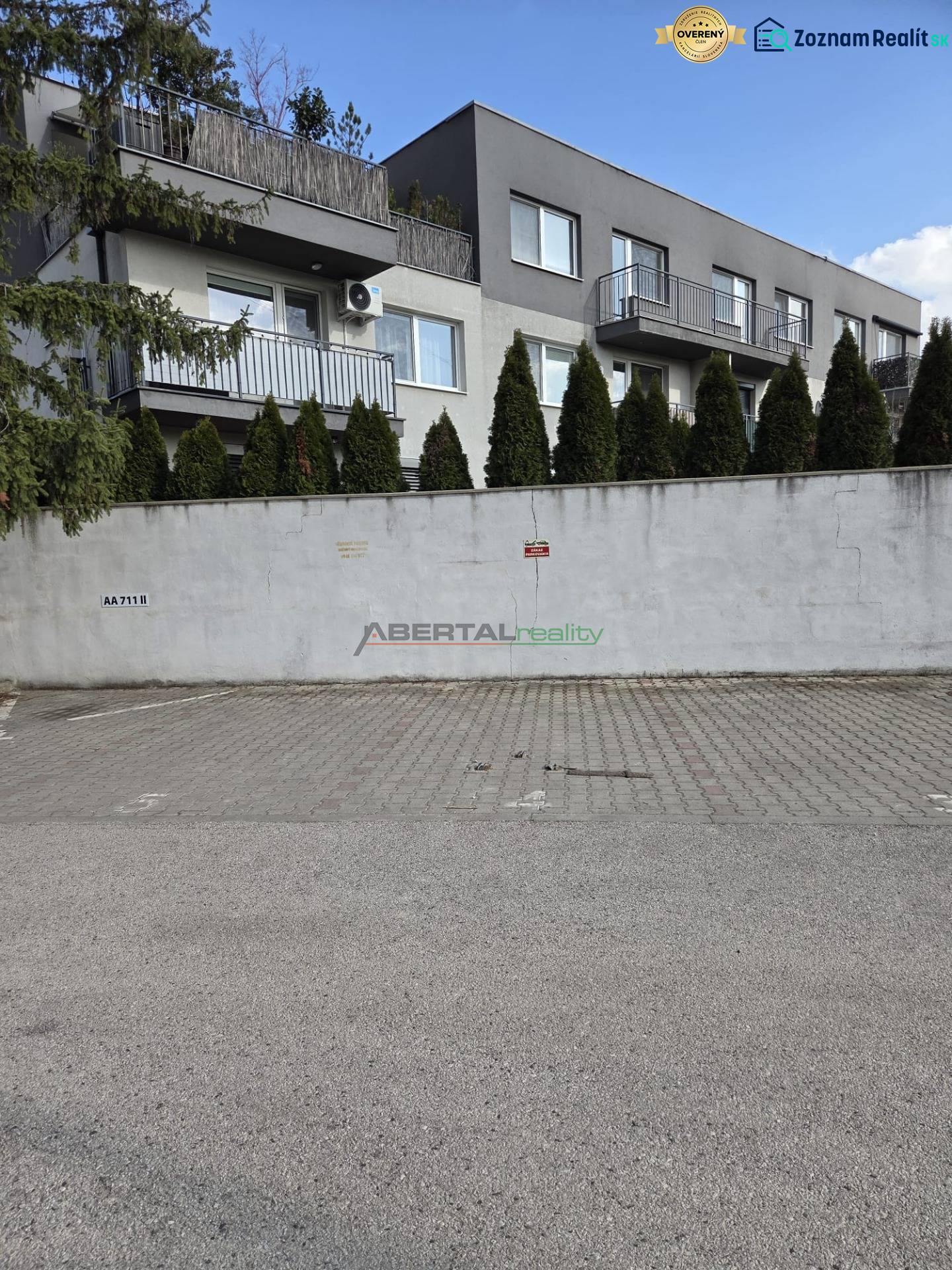 Reihenhäuser in der Vavrínová-Straße in Bratislava-Ružinov mit Parkfläche vor den Garageneingängen.