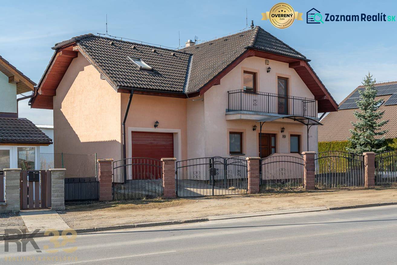 Einfamilienhaus in Poprad mit Garage, Balkon und Schrägdach.