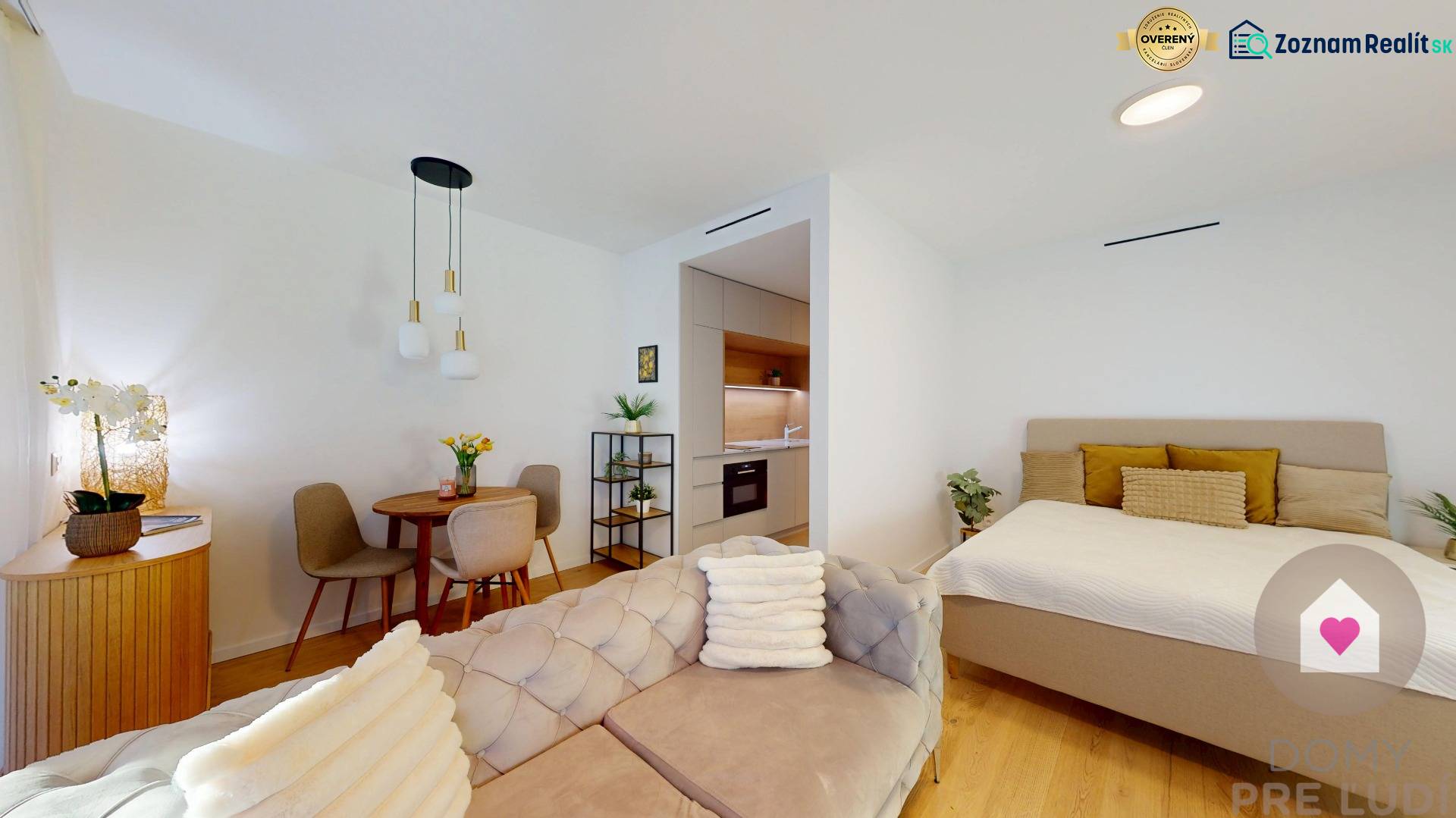 1-Zimmer-Wohnung mit Sofa, Esstisch, Küche und Bett, Boden mit Holzdekor.