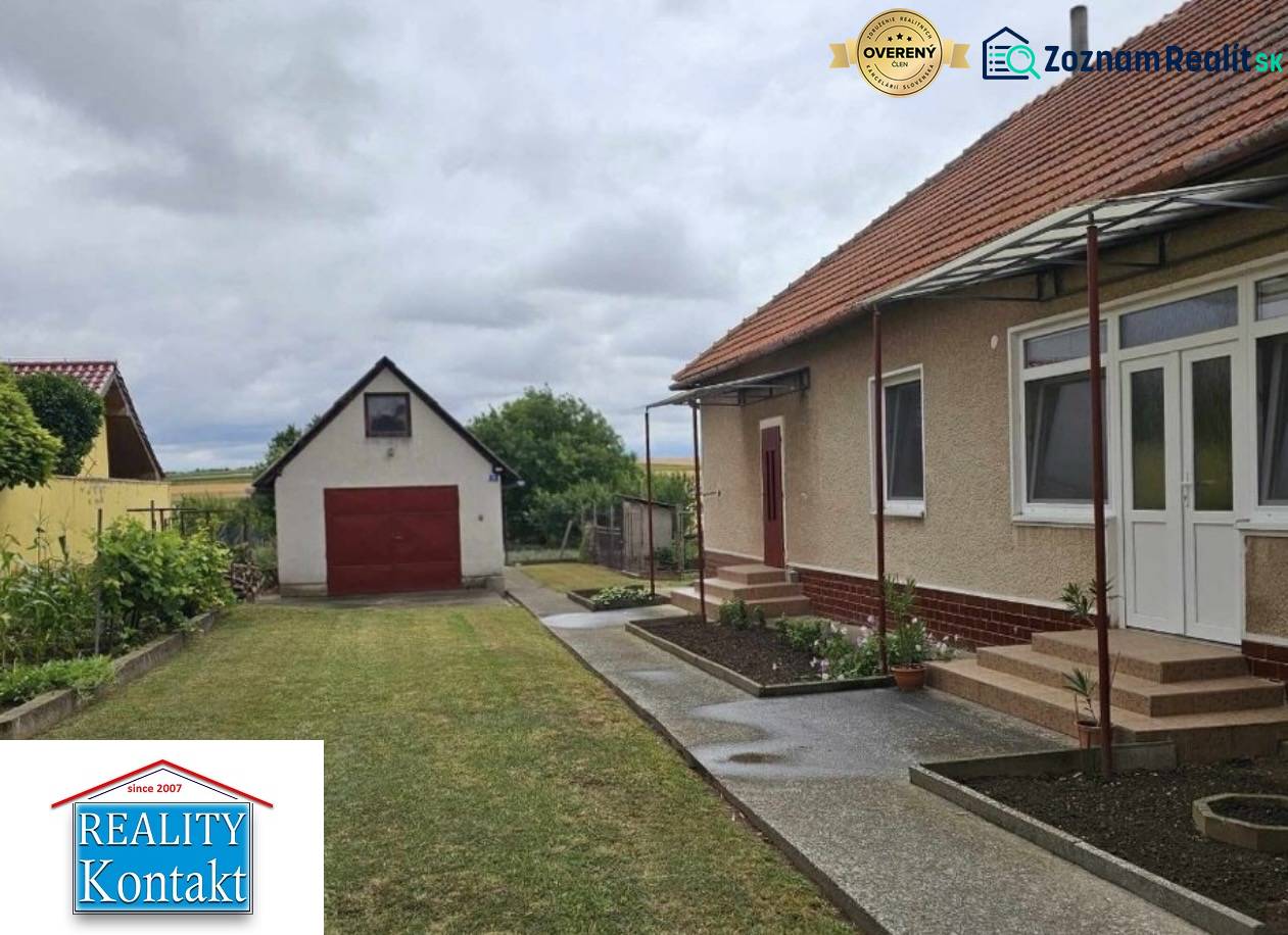 Das Einfamilienhaus in der Hauptstraße in Radava hat einen gepflegten Garten und eine Garage.