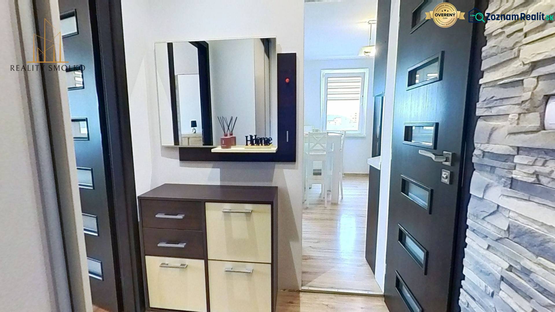 Flur mit Holzmuster und Verkleidung in einer 3-Zimmer-Wohnung, Schrank mit Spiegel.